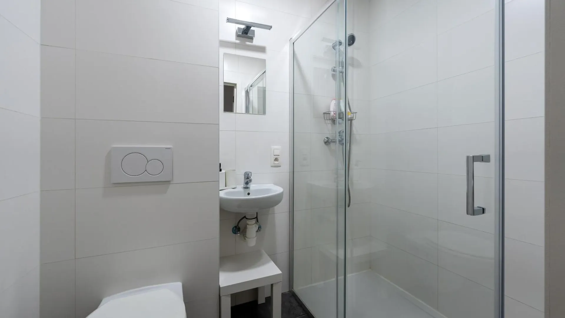 6 Bedroom House With Private Bathrooms In Bxl Downtown بروكسل بلجيكا